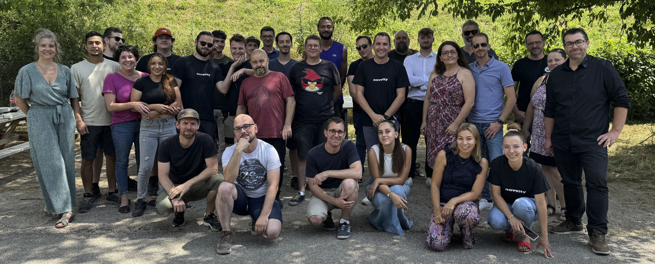 Alternative text - photo d'équipe en extérieur des collaborateurs de Novelty AURA